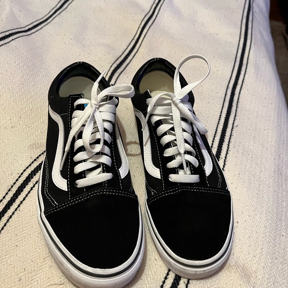 Low top black vans! Worn once! Women’s size 9.5 - Picture 2 of 4